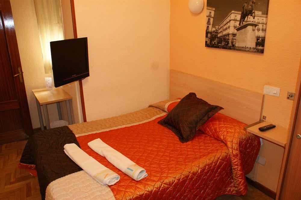 Hostal Rias Bajas Madrid Exterior photo