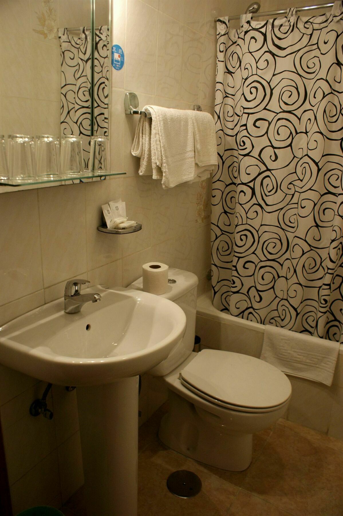 Hostal Rias Bajas Madrid Exterior photo